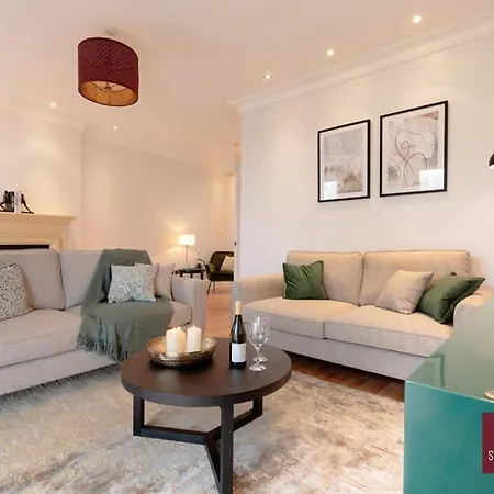 Richmond - 5 Bedroom Townhouse With Parking & Garden